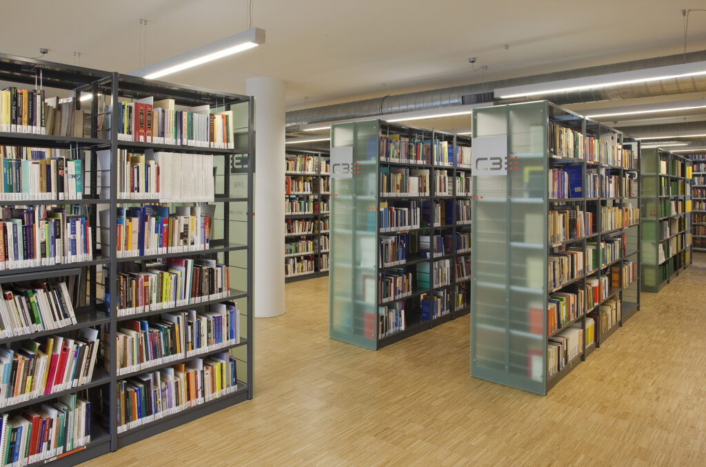 Regale mit Büchern in der Bibliothek