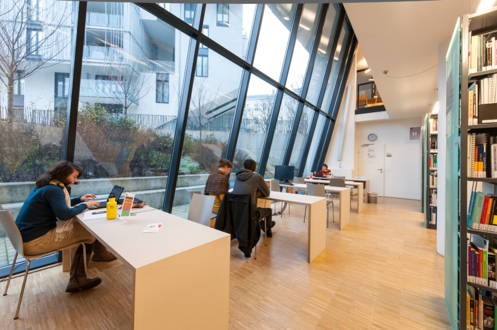 Arbeitsplätze in der Bibliothek, Menschen sitzen an den Tischen und arbeiten