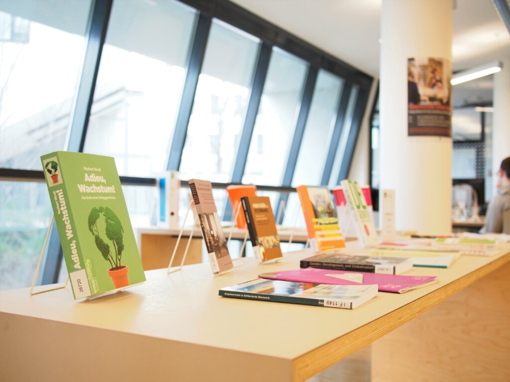 Büchertisch in der C3-Bibliothek