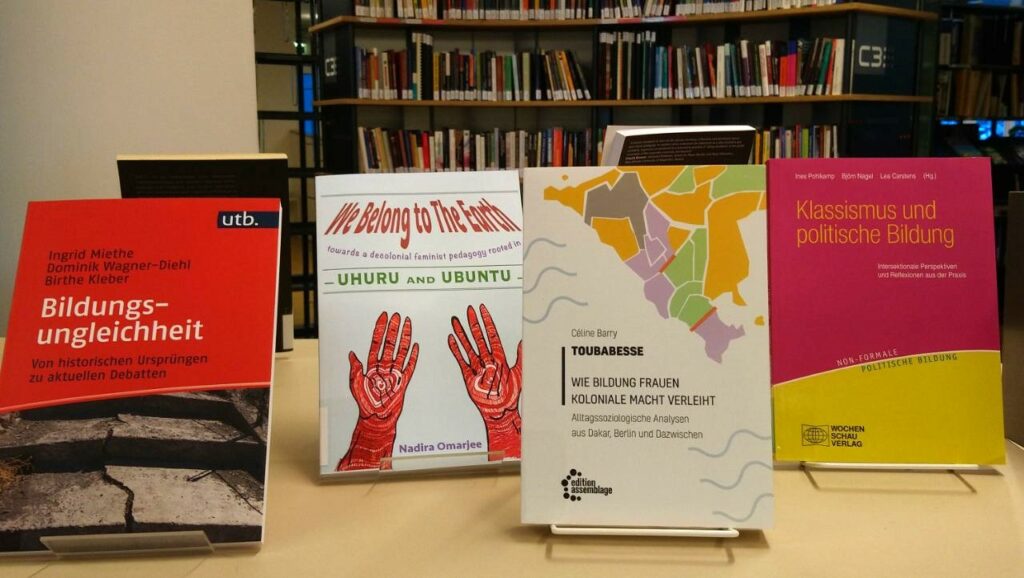 Foto zeigt vier Bücher zum Schwerpunkt Bildungsgerechtigkeit