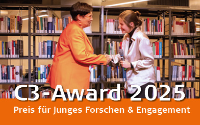 Preisübergabe beim C3-Award: Frau übergibt Preis an Mädchen