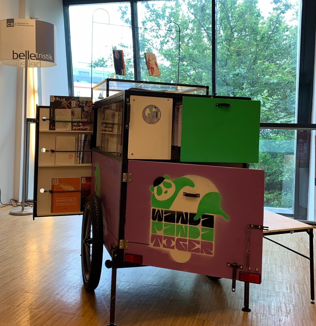 Bunter Wagen mit Büchern bestückt