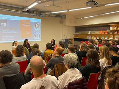 Voller Saal im C3 mit Podium