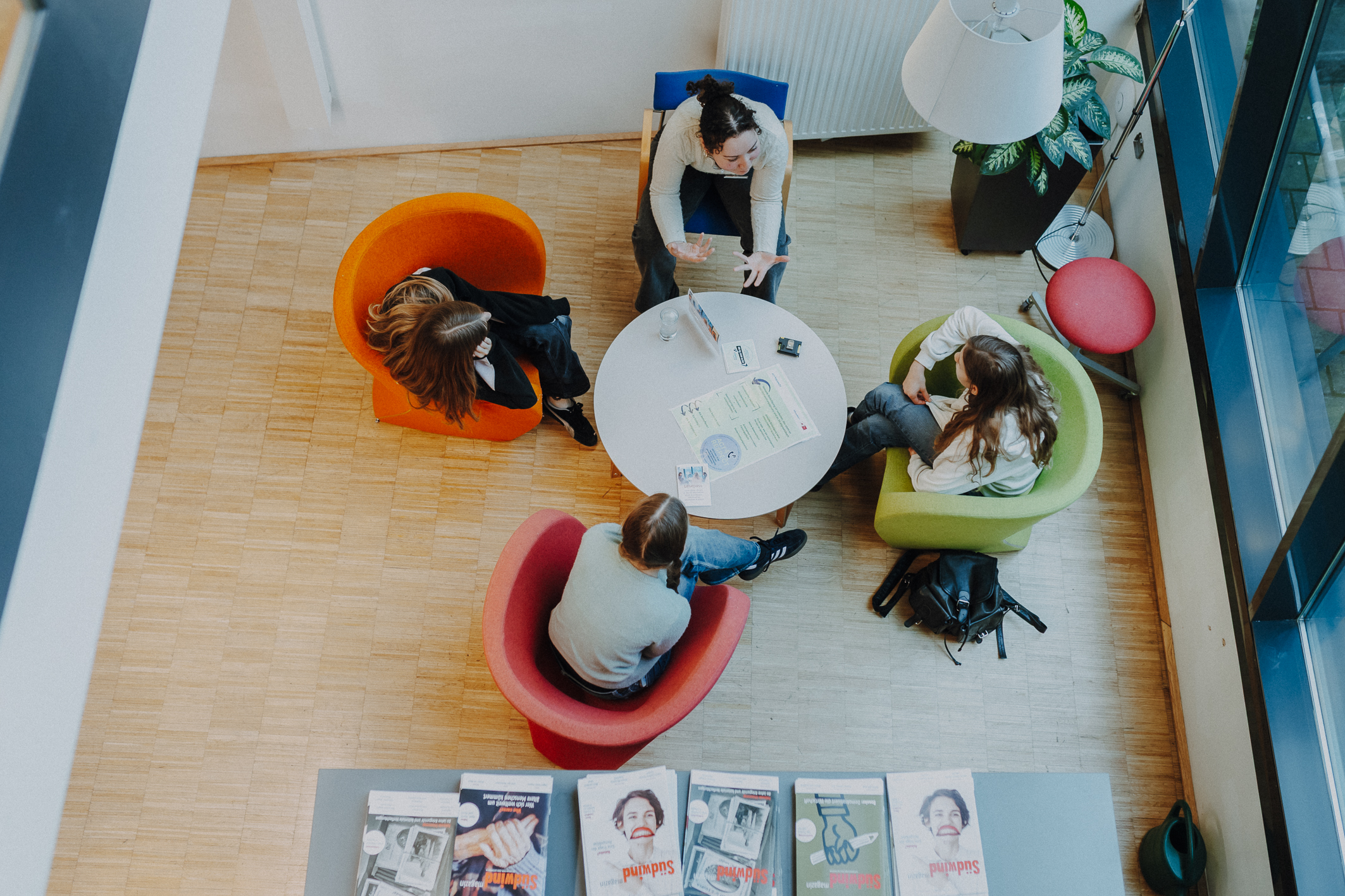 Drei Schüler_innen im Gespräch mit einem lebenden Buch © Christine Miess